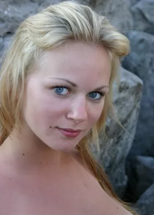 Грудастая девушка Шантель А скользит в воду совершенно голая