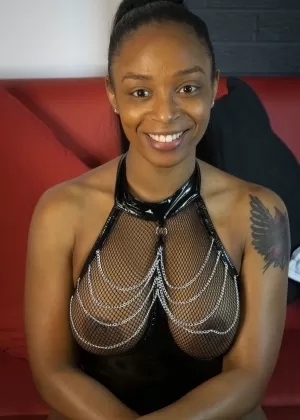 Высокая негритянка раздевается перед тем, как намочить свой полный куст в душе