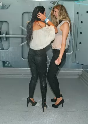 Грудастая брюнетка Азиатская порнозвезда Тера Патрик в микро юбке выставляет напоказ горячую задницу