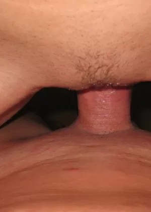 Красивая подружка Вероника Родригес снимает белый лифчик и трусики