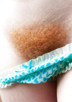 Сексуальная молоденькая Кара Мелл принимает соблазнительные сольные позы, снимая горячее нижнее белье