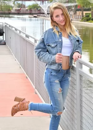 Стройная молоденькая Мэйси Фист трахается после того, как показала свое гибкое тело в обнаженном виде