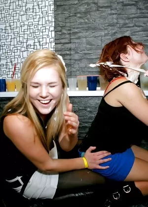 Грудастая негритянка Динк Лу щеголяет крашеными волосами во время посещения клуба буккаке