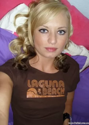 Тощая любительская красотка Тифф показывает свою восхитительную киску на камеру 57637494