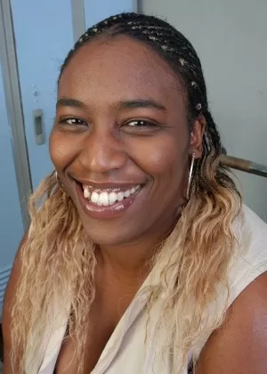 Черная толстушка Лирико отпускает большие толстые сиськи на волю для сеанса ласк