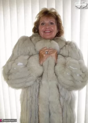 Горячая зрелая азиатка Ким Ань получает массаж больших сисек от своего молодого жеребца