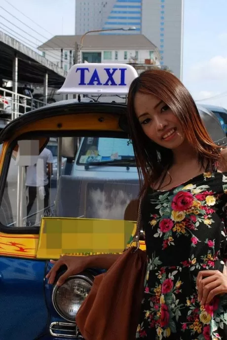 Очаровательная тайская девушка Нунг раздевается перед тем, как ее трахает огромный член фаранга