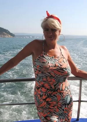 Рыжеволосая любительница Молли Фоксх мелькает ночью в меховой шубе