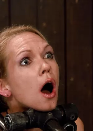 Молодая блондинка Рейн Дегрей скачет на Сибиане с помощью крюка и когтя-разбрасывателя для рта