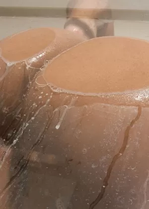 3 порнозвезды присоединяются к жеребцу в душе для бисексуального группового секса