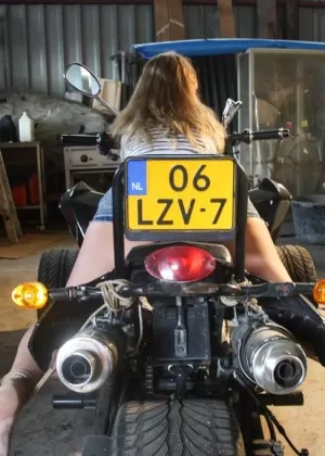 Покорные шлюхи Хейзел Гипнотичная Дарлинг наслаждаются тем, что их связывают в лесу