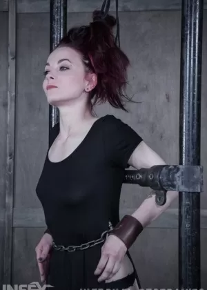 Рыжеволосую сабу Айви Аддамс связывают и унижают в подземелье
