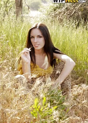 Любительская брюнетка трет свою лысую пизду о раму велосипеда после поездки в лес