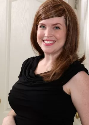 Грудастая любительская пышная Клэр сосет маленький член, щеголяя кудрявыми волосами