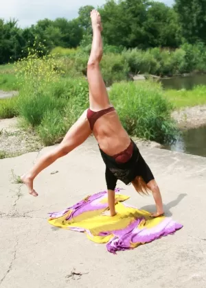 Не обнаженный любитель встречает Мэддена, дразнящего снаружи у реки в трусиках