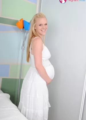 Беременная подросток позволяет соскальзывать с бюстгальтера на половину чашки в сольном действии