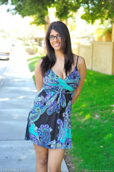 Одинокая девушка для начала распускает свои большие сиськи на общественном тротуаре