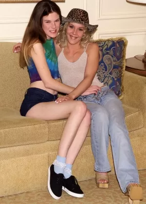 Стройные девушки Эшли Лейни раздеваются перед дилдо кисками и жопами