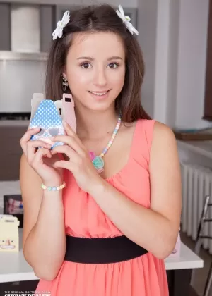 Тощая плоскогрудая Мария Ариана наливает молоко на свою волосатую киску на кухне