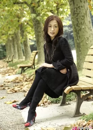 Полностью одетые японские модели-подростки в парке в черной одежде и чулках