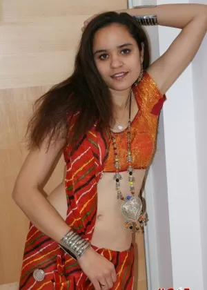 Indian princess Jasime takes her traditional clothes and poses nude