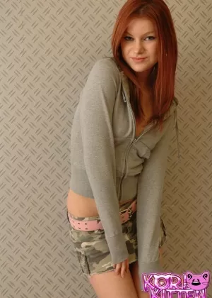 Сладкая 18-летняя Мартина А демонстрирует свои маленькие сиськи в стрингах