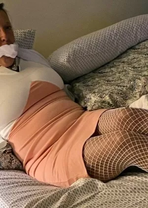 Обнаженная милфа с длинными ногами Тайло Дюран наслаждается горячим трахом в рот и получает массаж лица