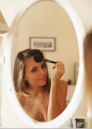 Круглая попка молоденькой Манго А в кружевных трусиках растягивается обнаженной, показывая свою пизду