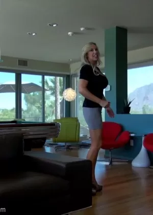 Грудастая милфа Девон Ли делает минет и трахается жестко