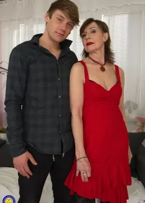 Сексуальная милфа Алекса Томас и ее друг-мужчина трахаются после выпивки