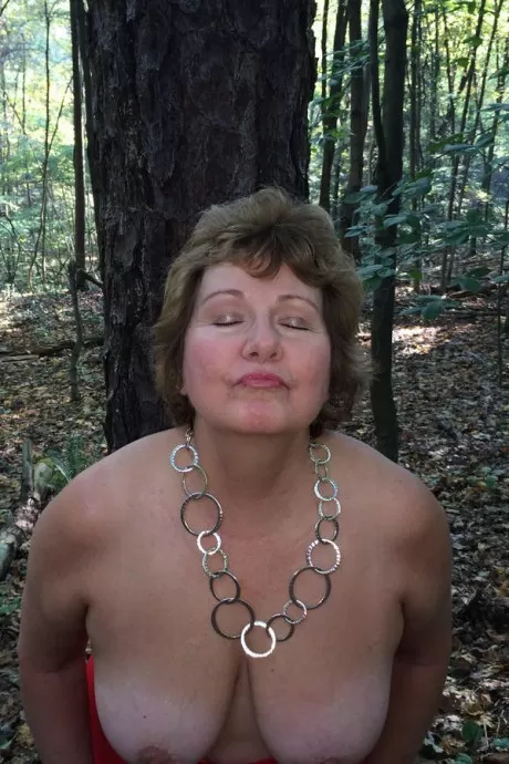 Пожилая грудастая любительница Блисс демонстрирует свои большие натуральные сиськи обнаженн 4