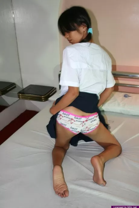 Едва законная азиатская студентка сама показывает свою тугую розовую киску