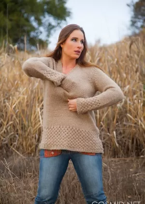 Пышная Вассанта снимает свои джинсы в поле, чтобы показать волосатую киску