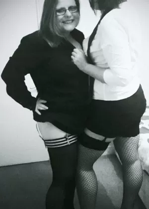 Горячая секретарша Данни Би надевает мини-юбку на свою красивую попку в непрозрачных чулках