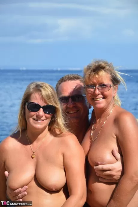 Пухленькая голая сладкая Сьюзи балуется раком в обжигающем сексе втроем на пляже