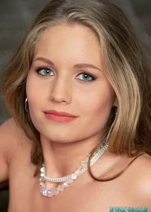 Пожилая блондинка Мелоди показывает свои большие сиськи и большую задницу во внутреннем дворике