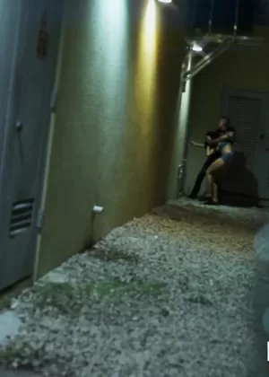 Гибкая молоденькая Рина Райдер показывает свои крошечные сиськи во время занятий йогой