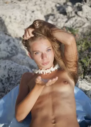 Сексуальная зрелая женщина Рони Форд сверкает своими сиськами на каблуках в shoreline