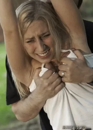 Молодую блондинку пытает на заднем дворе ее похититель