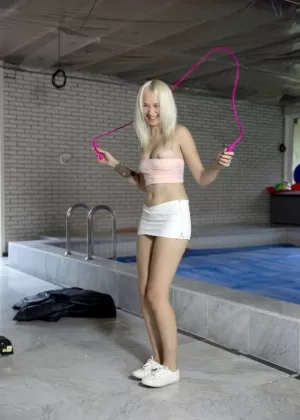 Белокурая подросток Феникс Мари раздевает свои горячие активы и жестко трахает их