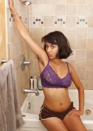 Занудная индианка прикрывает руками свою обнаженную грудь в стрингах