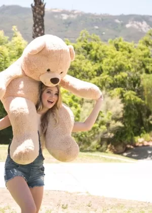 Позирующая красотка порнозвезда Уитни Вестгейт позирует перед массажем