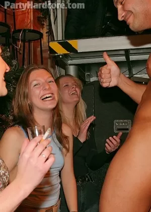 Грязные любители шалят на вечеринке со стриптизерами-мужчинами