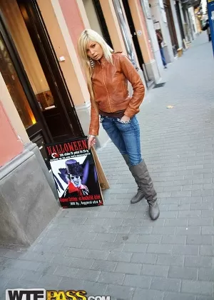 Блондинке Алексе Грейс сосут пальцы ног и кончают на них во время секса в баре