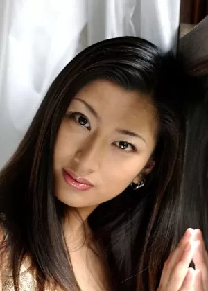 Японская девушка Ран Асакава снимает белый лифчик и трусики у открытого окна