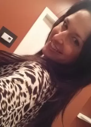 Симпатичная молоденькая Елена Гилберт трахается в жопу со своим парнем за чашкой чая