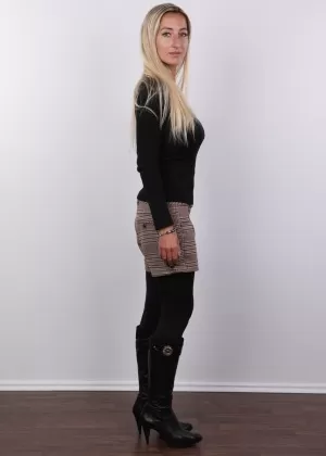 Блондинка любительница познакомиться с Мэдденом раздевается догола и шлепается в стиле SFW