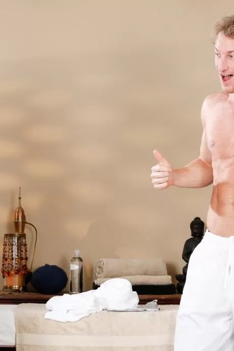 Азиатка Мико Дай возбуждается во время массажа и отсасывает своему массажисту