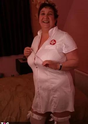 Приятная зрелая красотка Зои Эндрюс-толстушка, которая глотает сперму