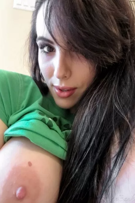 Любительская девушка Кэти Бэнкс делает селфи со своими огромными сиськами в спортивных носках